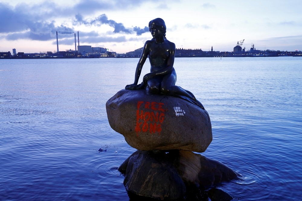 丹麥哥本哈根美人魚雕像遭漆上「FREE HONG KONG」字樣。（湯森路透）