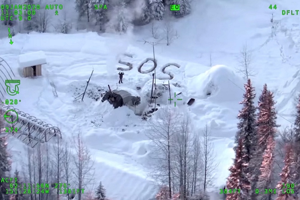 美國阿拉斯加當局近日透過直升機救出一名受困於雪地23天的30歲男性。（湯森路透）