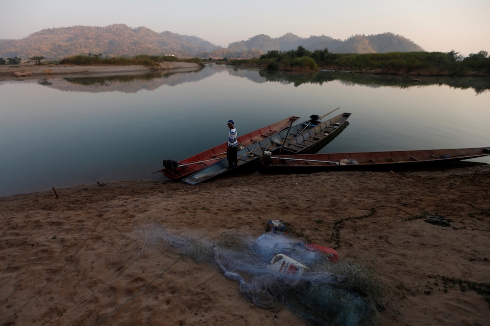泰國東北部廊開府，一名漁民站在湄公河河畔。（湯森路透）