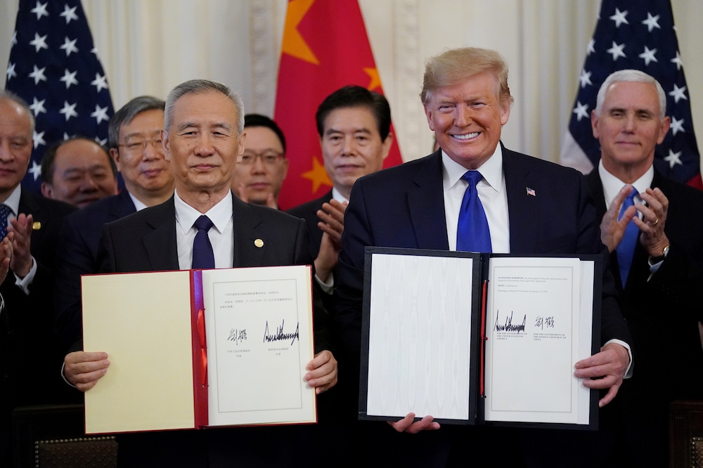 美國總統川普與中國副總理劉鶴，15日在白宮東廂簽署美中第一階段貿易協議。（湯森路透）