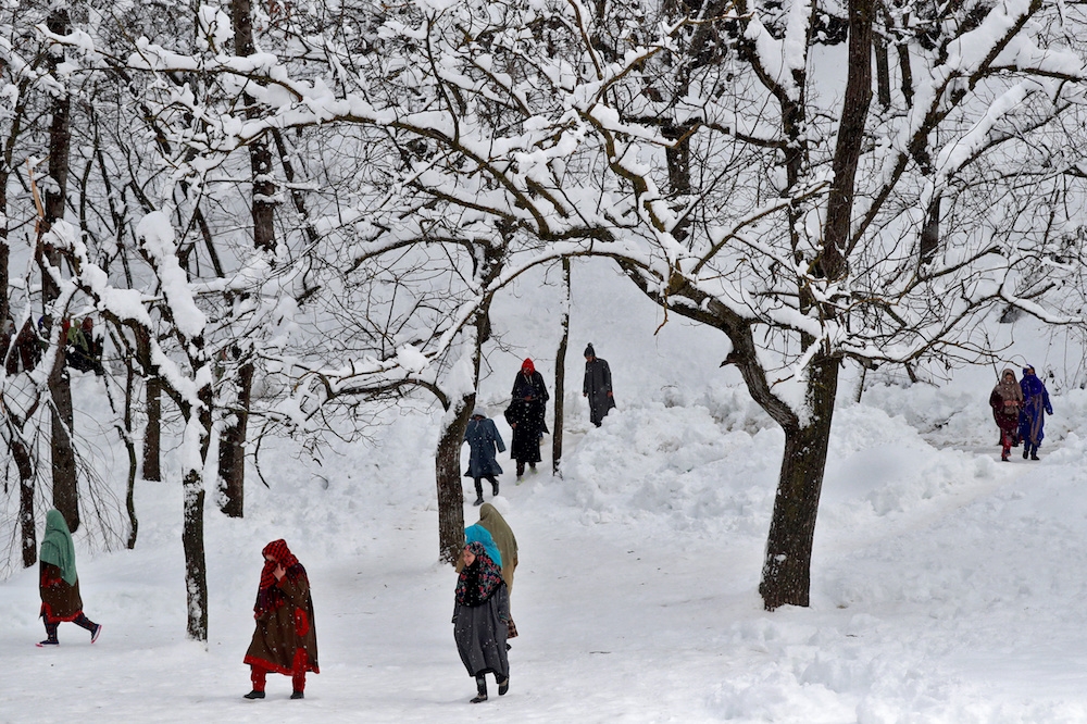 克什米爾地區連日大雪，釀成雪崩活埋人的悲劇。（湯森路透）