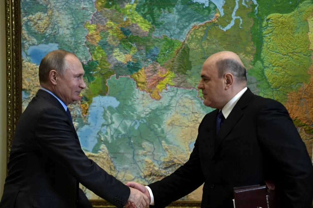 俄羅斯強人總統普京（左）15日提名原財稅局長米舒斯金（右）為新總理。（湯森路透）