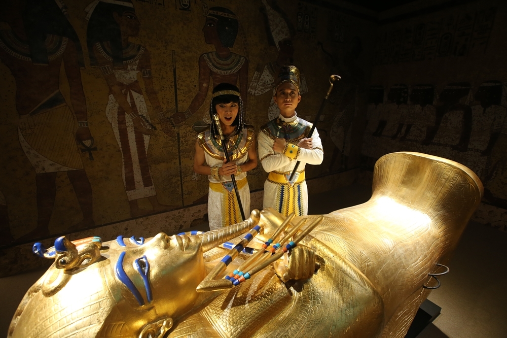 浩角翔起化身法老王與埃及豔后出席「圖坦卡門-法老王的黃金寶藏特展」開展記者會（聯合數位文創提供）