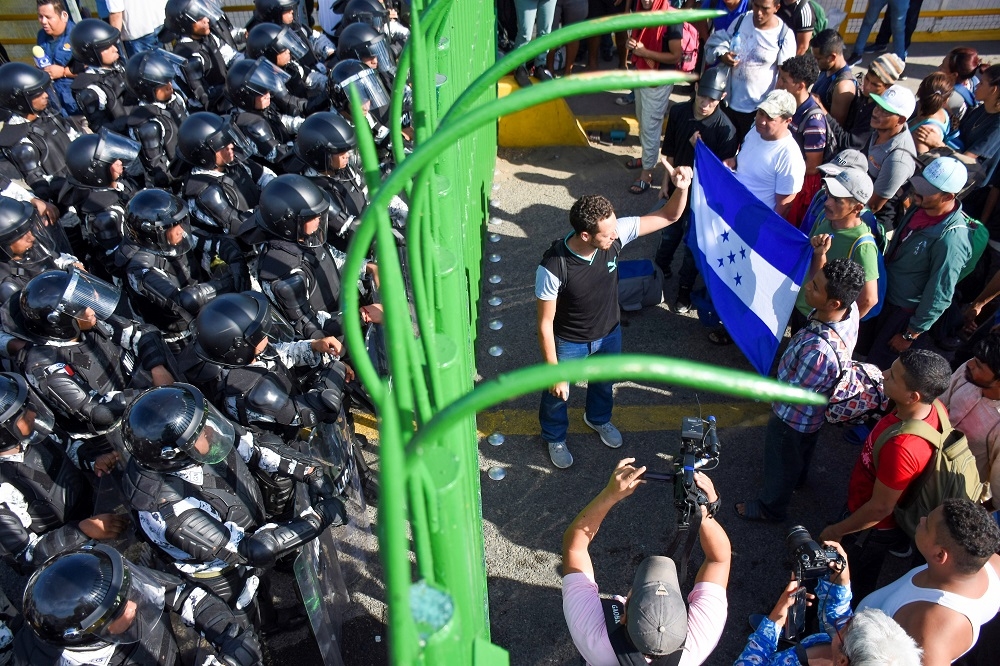 墨西哥南方邊境的「伊達爾戈」（Ciudad Hidalgo）18日上演移民衝突。（湯森路透）