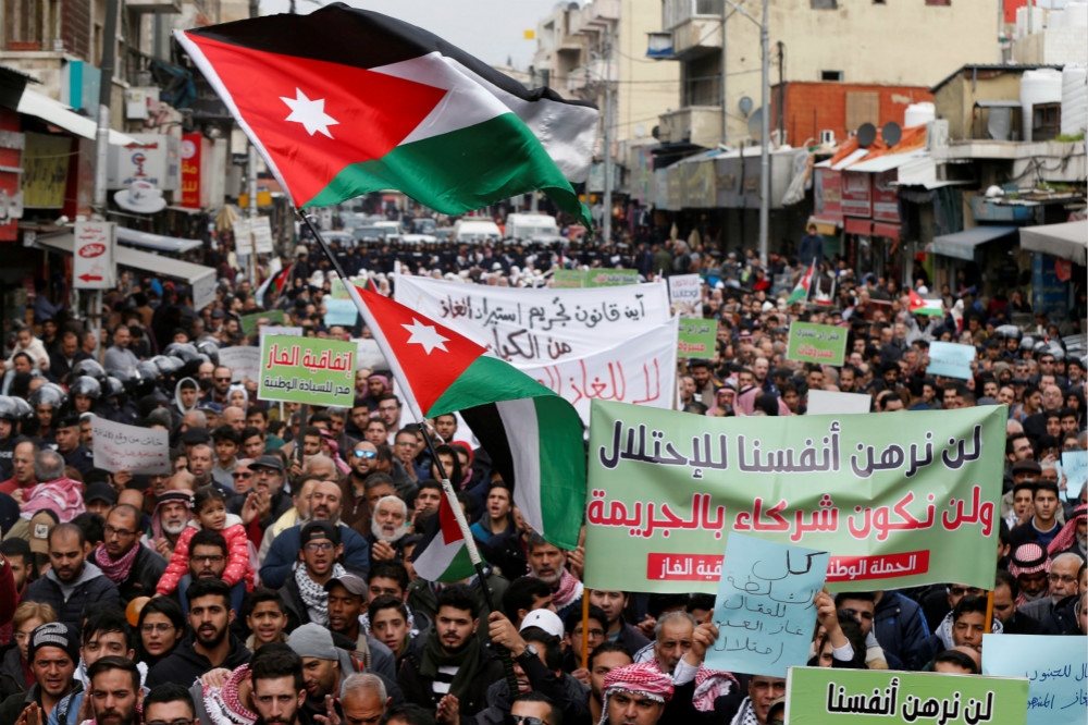大批約旦民眾湧上首都街頭，反對政府從以色列進口天然氣。（湯森路透）