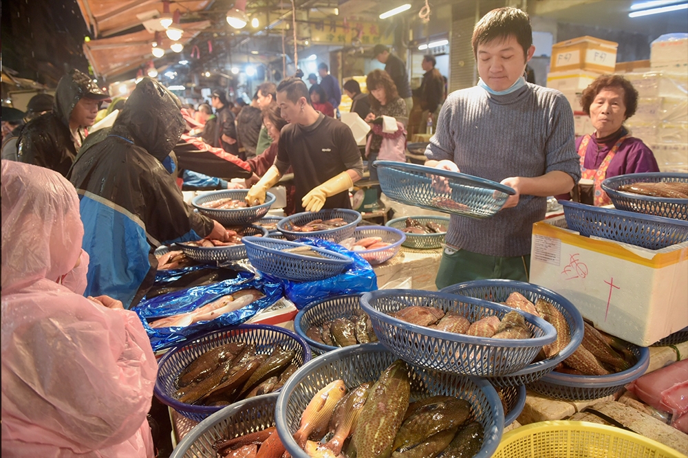 拍攝當天，基隆剛好下起雨，但魚市場仍舊熱鬧滾滾。（張哲偉攝）