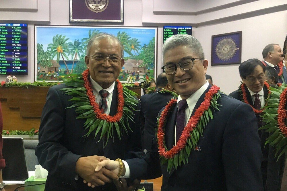 外交部政務次長徐斯儉（右）率團於20日出席太平洋友邦馬紹爾群島新任總統柯布亞（左）及內閣就職典禮。（外交部提供）