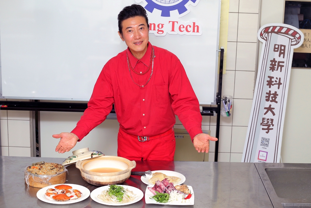 型男主廚陳鴻來教大家，如何用簡單的食材做出一道既簡單又養生的創意年菜。（楊約翰攝）