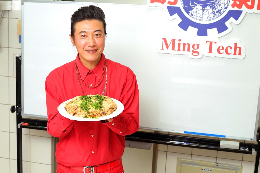 讓型男主廚陳鴻來教你，如何將一般朝見的油飯變成美味的創意年糕。（楊約翰攝）