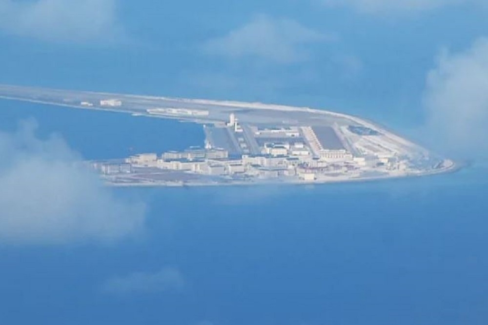 2017年4月21日，菲律賓空軍的飛機上拍攝的照片顯示中國南沙群島的渚碧礁已被打造成渚碧島。（圖片來源：TED ALJIBE/AFP via Getty Images）