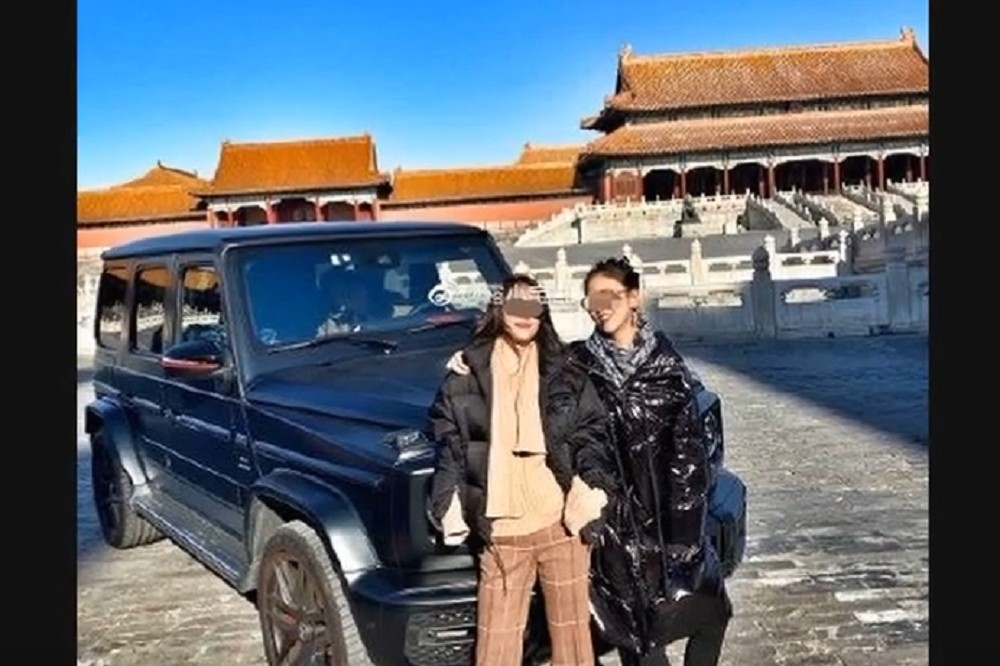 2名中國女子將車開進故宮並於微博發表照片，引發軒然大波。（取自影片）