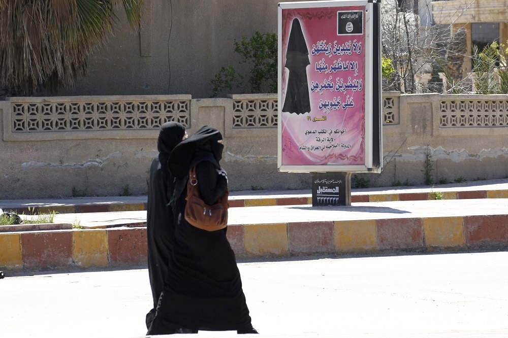 2014年「伊斯蘭國」治下的敘利亞「拉卡」（Raqqa），對女性嚴格要求。（湯森路透）