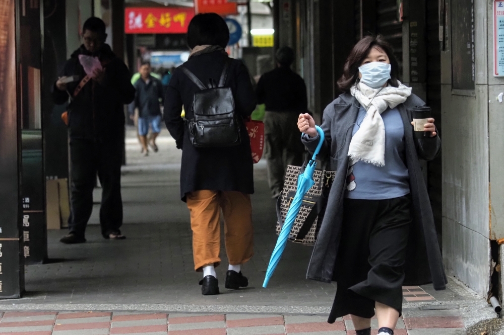 武漢肺炎不斷擴散，民眾外出時盡量配戴口罩自保。（資料照片／張家銘）