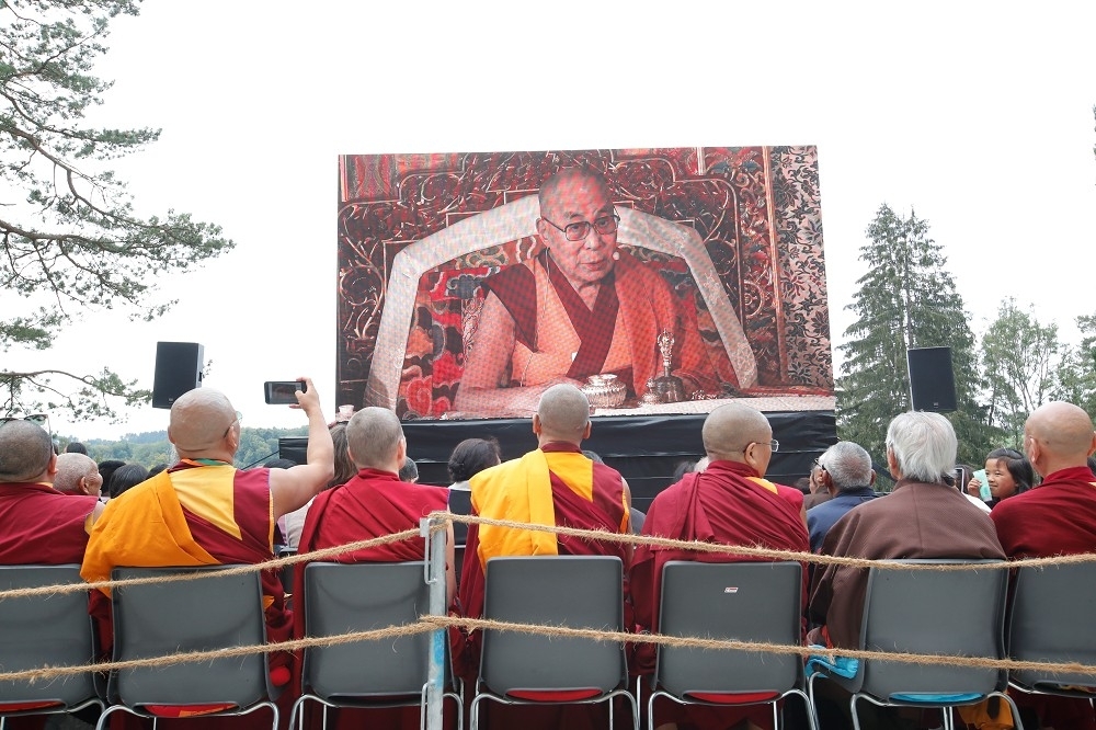 1963年，達賴喇嘛親自頒佈「西藏民主憲法草案」，並對西藏流亡政府架構進行一系列民主化改革。（湯森路透）