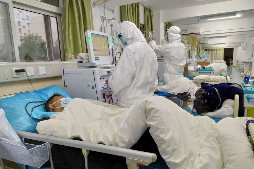 中國武漢中央醫院內的武漢肺炎救治情況。（湯森路透）