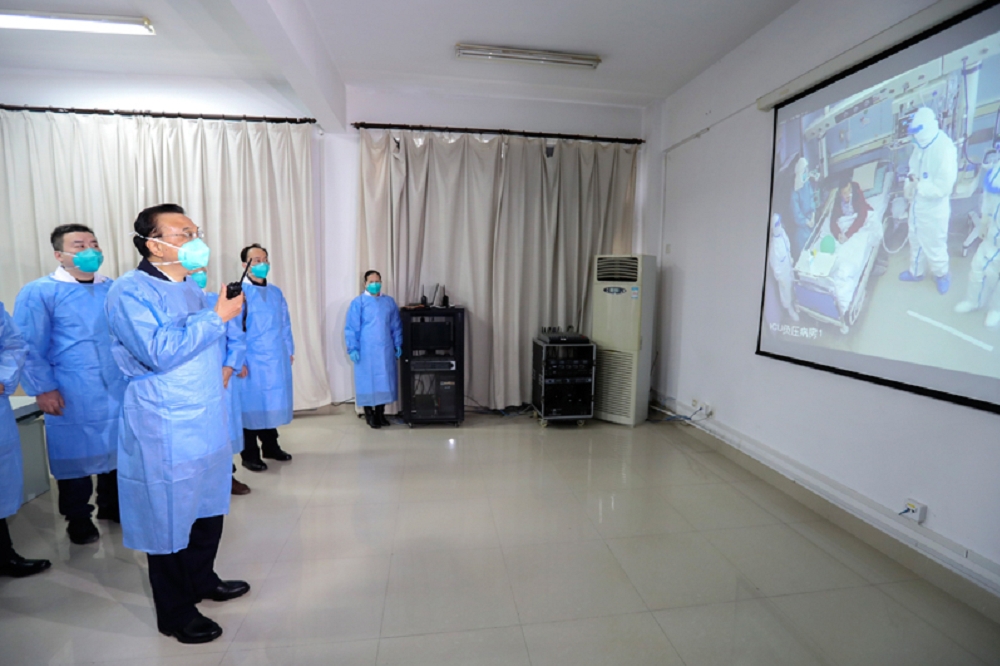 中央政治局常委、國務院總理李克強27日上午來到武漢，考察指導疫情防控工作，並探望慰問患者和一線醫護人員。(取自中國政府網)