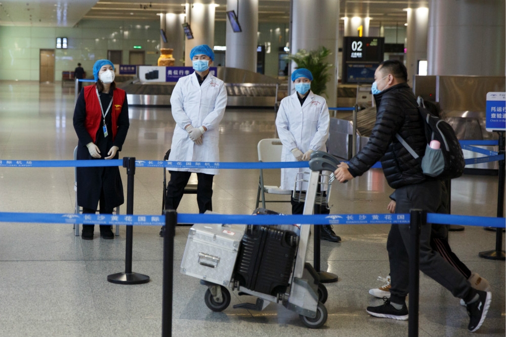 武漢肺炎疫情迅速擴散，中國各地的機場和車站不敢輕忽。（湯森路透）