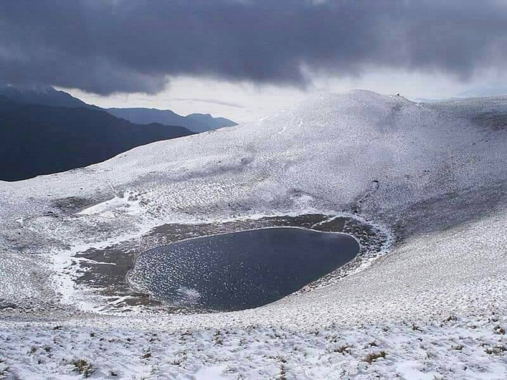嘉明湖有「天使的眼淚」別稱，只見白雪環繞，真是美呆了。（山友陳哲源提供）
