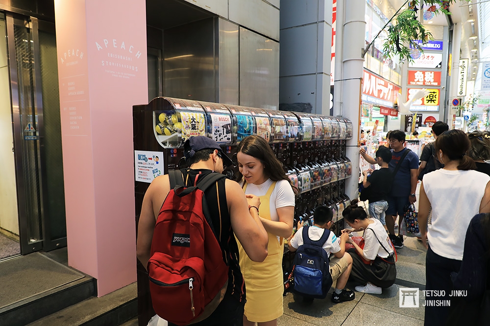 日本的第三波轉蛋大流行，不但讓日本人瘋狂，也讓來自海外的觀光客跟著也玩起來了。（陳威臣攝）