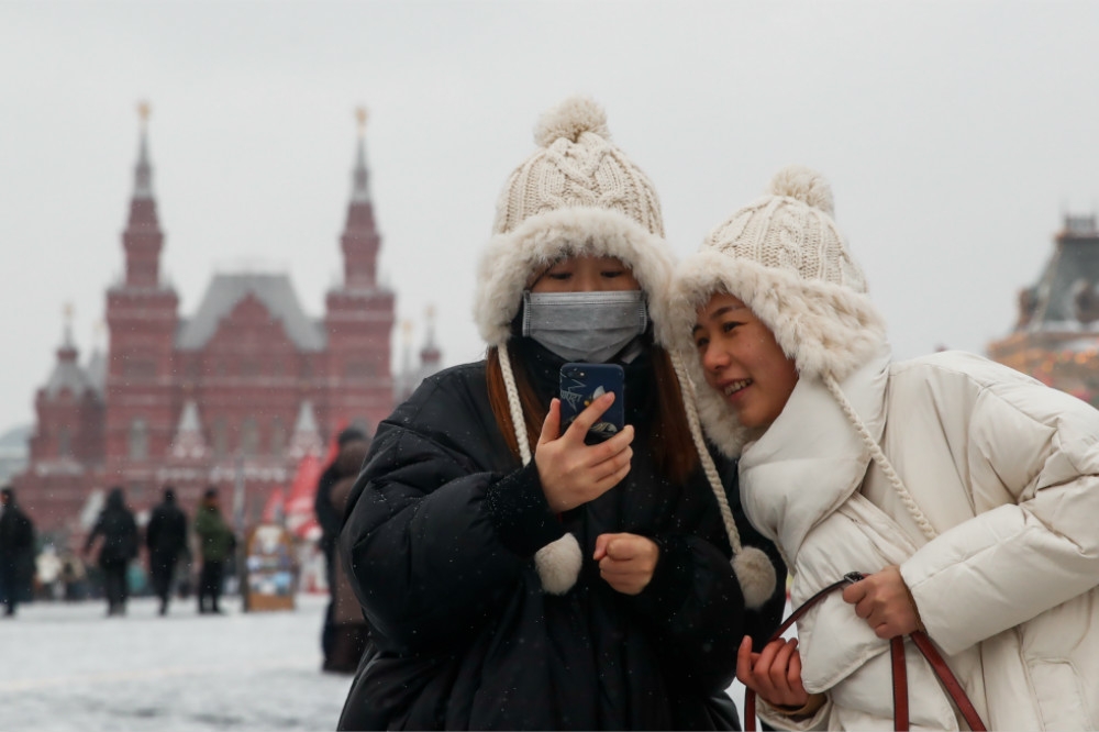 兩名在莫斯科紅場開心拍照的中國遊客。（湯森路透）