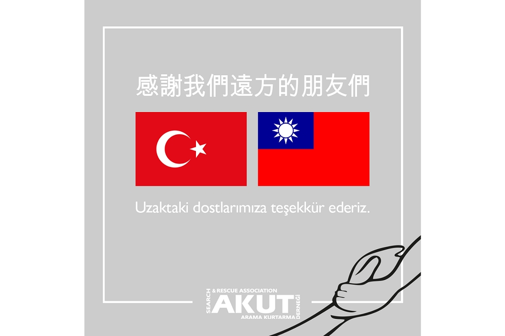土耳其日前遭逢強震，許多台灣人回報當初921時土國的幫助，紛紛捐款聲援，土耳其30日直接在臉書上曬兩國國旗感謝。（取自AKUT臉書）
