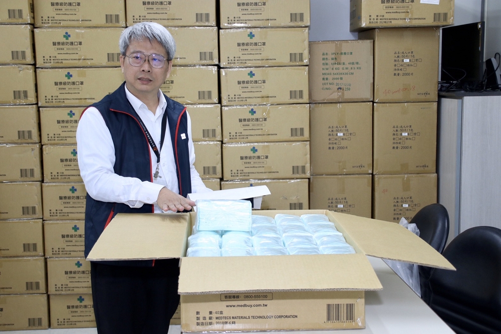 台北市府衛生局釋出20萬片戰備口罩，支援台北市所有醫療院所、基層醫院及照護機構。（沈粲家攝）