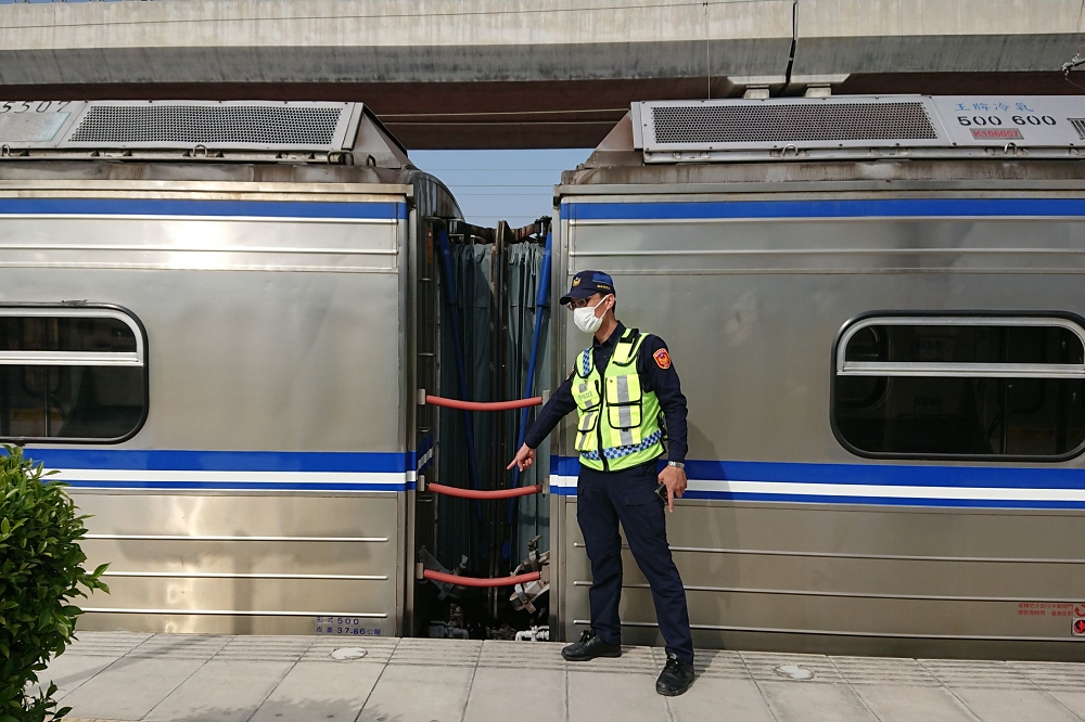 台鐵烏日站3日下午驚傳一名男子突然攀爬至列車上方遭高壓電擊傷；圖為該男子攀爬上車頂的地點。（台鐵提供）