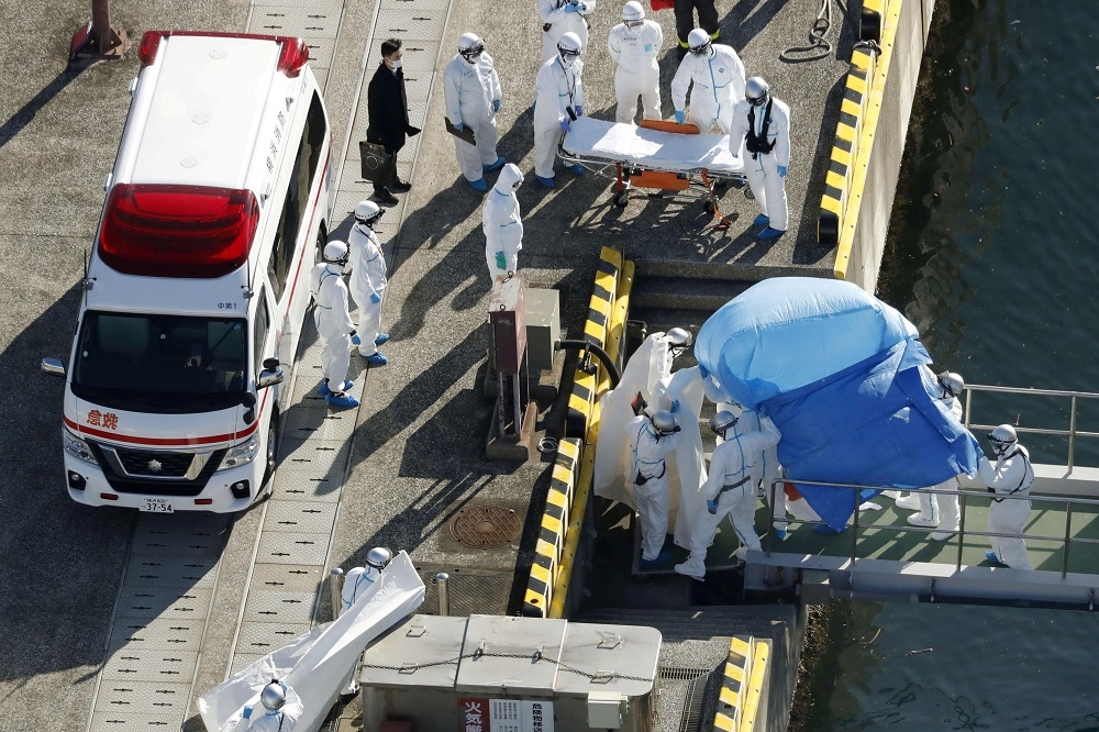 載有3700人的遊輪「鑽石公主號」4日抵達日本橫濱，目前已知船上有10人感染新型冠狀病毒。（湯森路透）