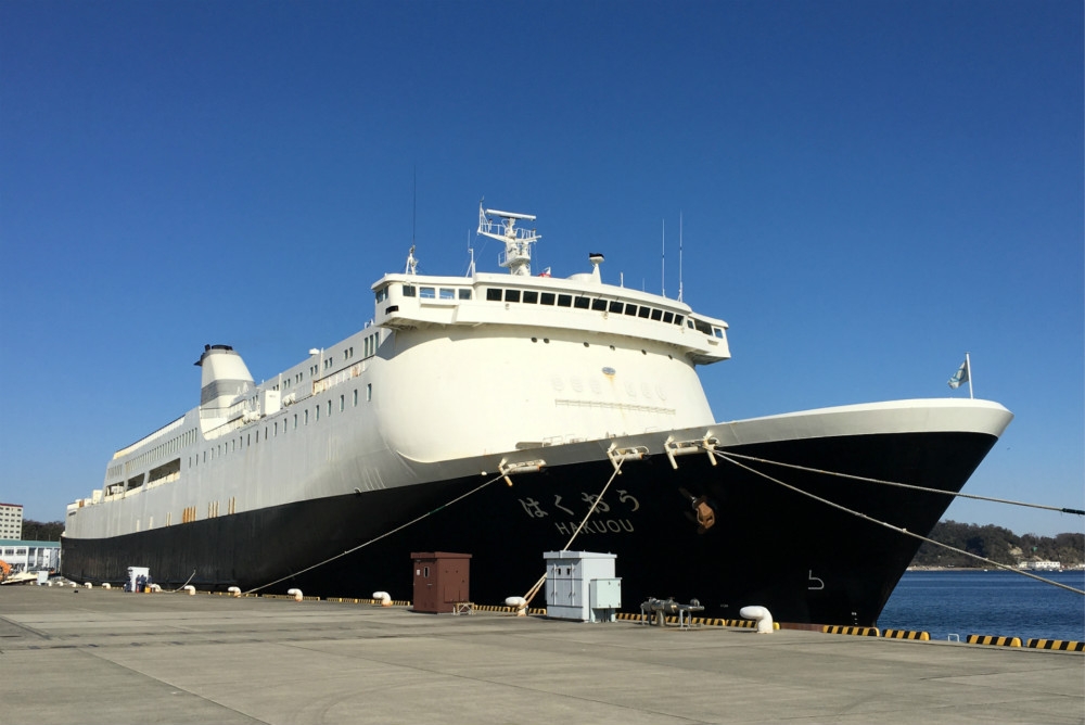 日本防衛省徵調一艘1.7萬噸級客船，作為武漢肺炎疑似病例「海上隔離場所」。（湯森路透）
