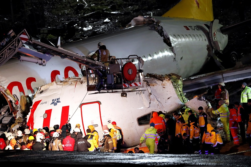 土耳其飛馬航空（Pegasus Airlines）一架737-800 型客機，因在風強雨大時落地導致意外。（湯森路透）