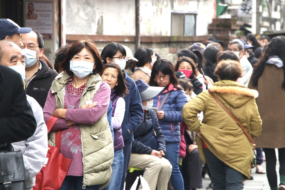 2月6日，口罩實名制上路，民眾至藥局排隊購買購買口罩（王侑聖攝）