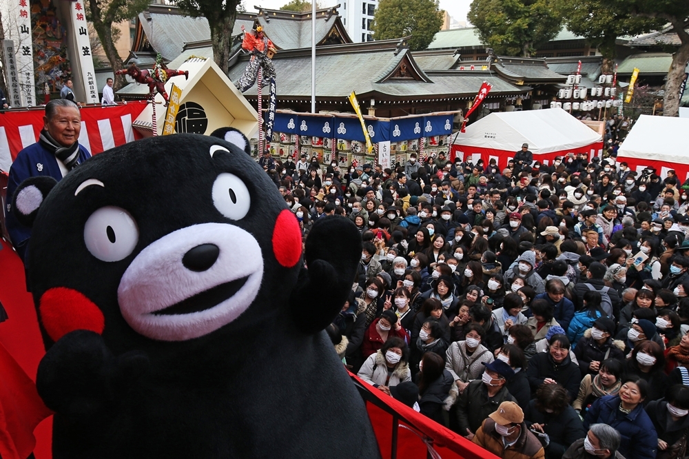 2020年2月3日，日本人氣吉祥物「熊本熊」在福岡市櫛田神社舉行的「節分祭」上灑豆子祈福（湯森路透）