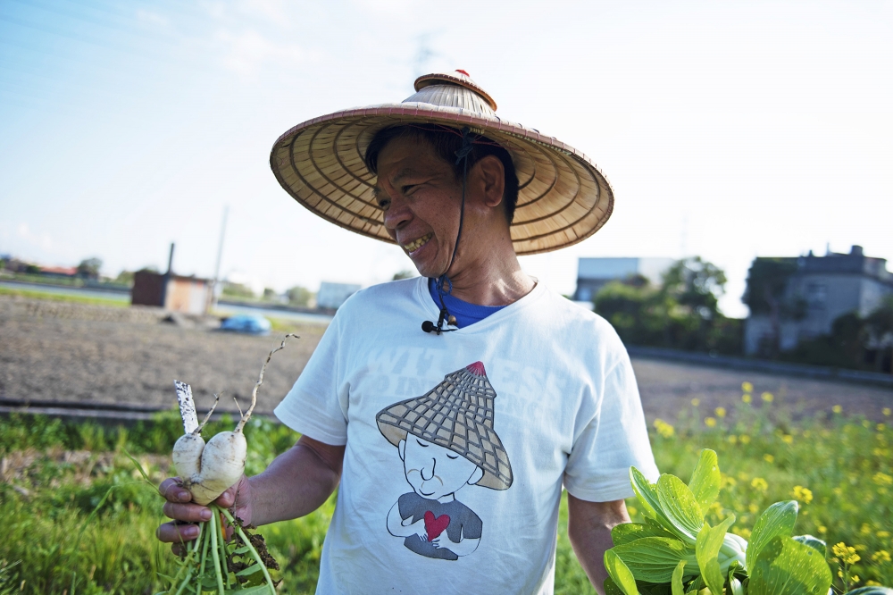 鄭性澤的老家在田中央，他現在和父母、弟弟的一家人同住在祖厝邊的鐵皮屋。（陳沛妤攝）