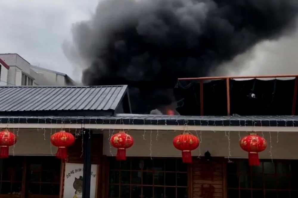 花蓮新城鄉佳興冰果室10日中午突傳出火警意外，疑似廚房發生瓦斯氣爆，造成店內4人受傷。（取自影片）