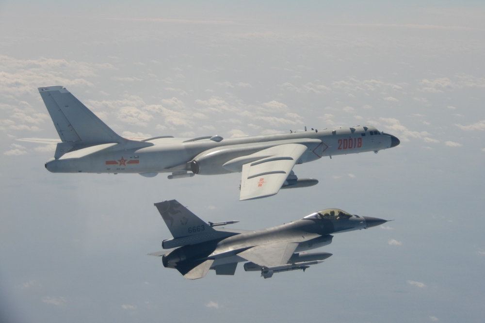 中國10日派遣多架軍機進行繞台遠航訓練，我國F16戰機（下）伴飛監控中國轟6機（上）。（國防部提供）