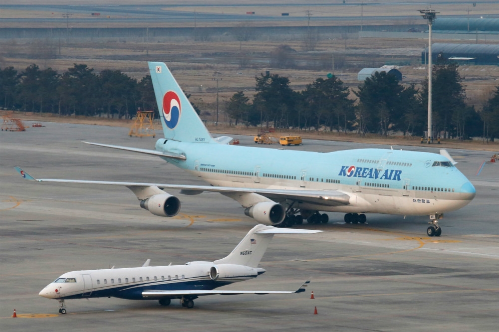 一架韓航747-400客機前往武漢進行撤僑。（湯森路透）