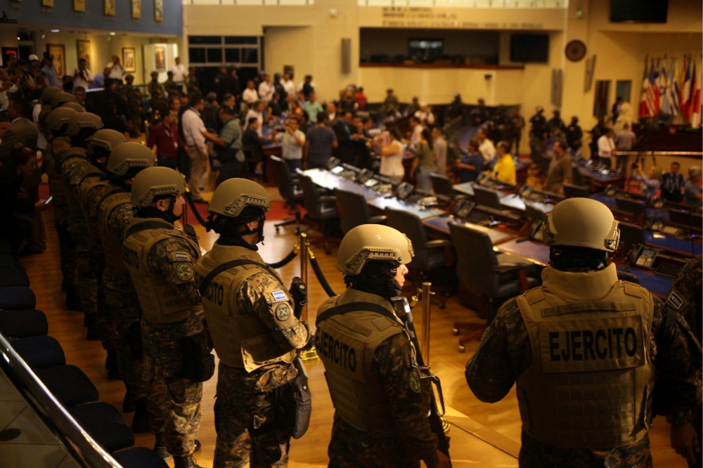 薩爾瓦多總統調派荷槍軍人進駐國會「監督」預算審議。（湯森路透）