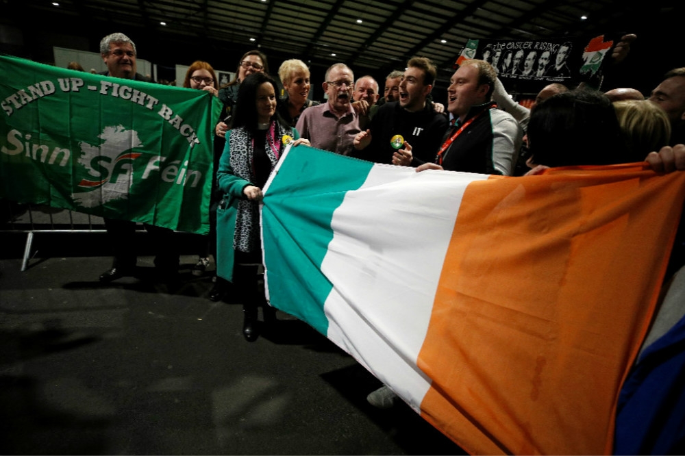 新芬黨在愛爾蘭大選攻城掠地，支持者興奮地手持國旗與黨旗到現場。（湯森路透）