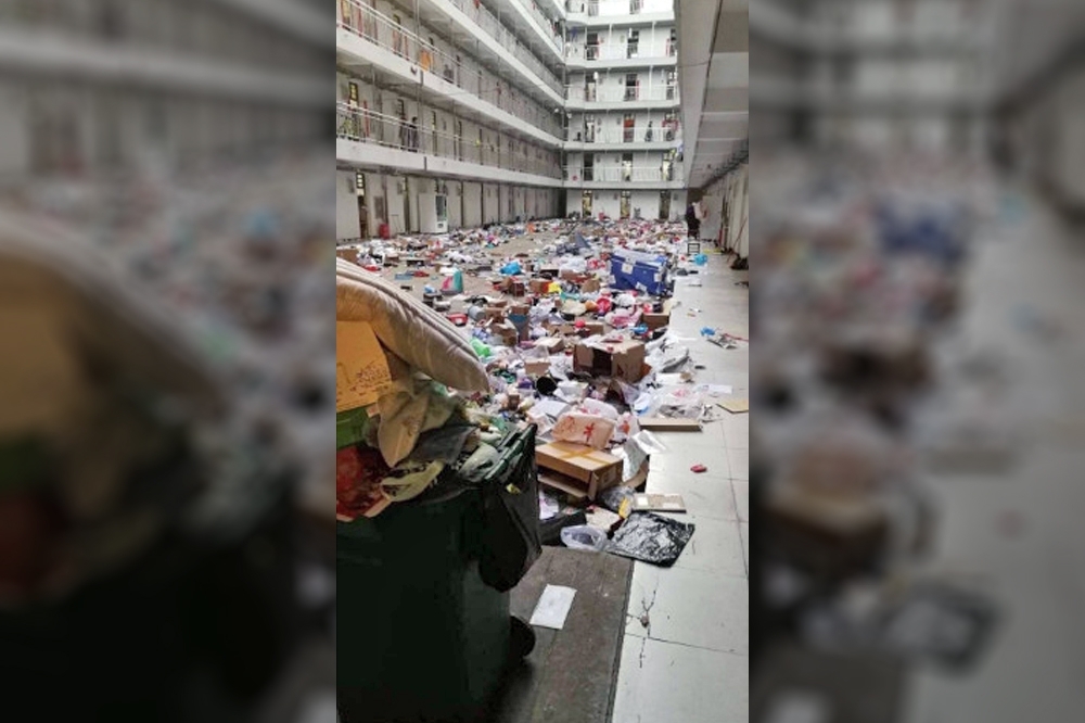 中國政府徵用大學宿舍做為隔離檢疫所，卻把學生的私人物品全部拋下樓，清到垃圾場。（圖片取自微博）