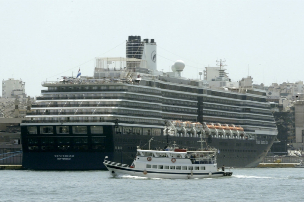 遭多國拒絕靠港停泊的大型郵輪「威士特丹號」。（湯森路透）