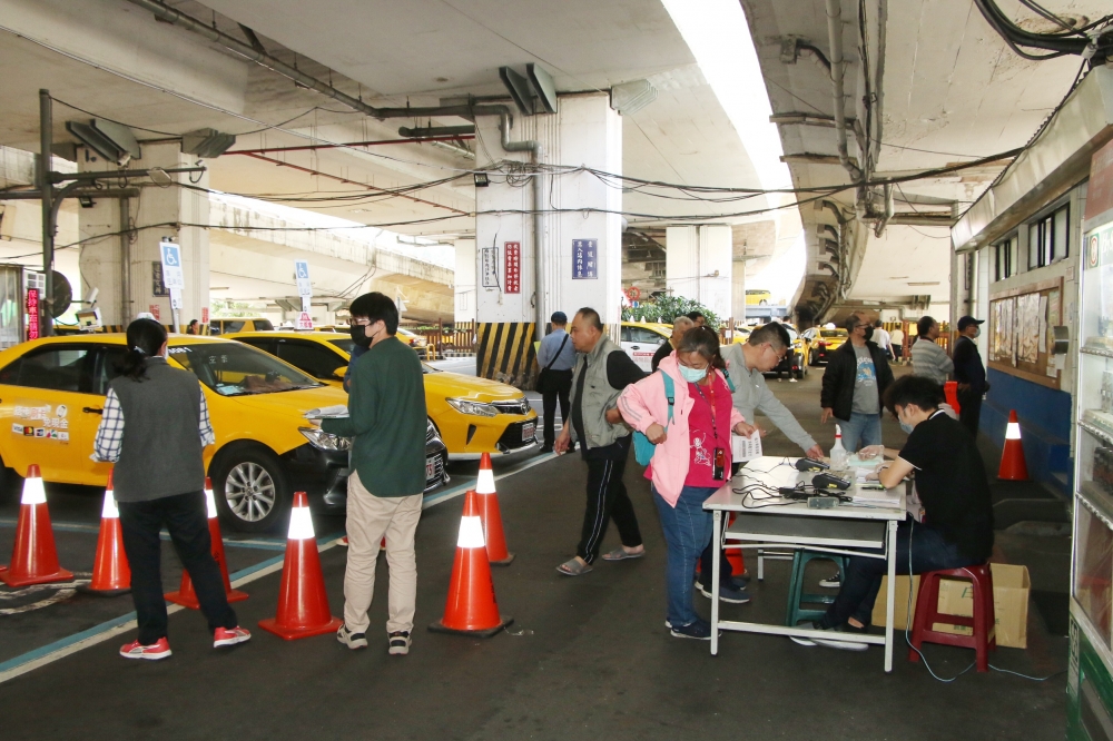 台北市計程車駕駛依車輛行照上所載身分（車行、合作社及個人車行），向所屬車行購買口罩。（王侑聖攝）