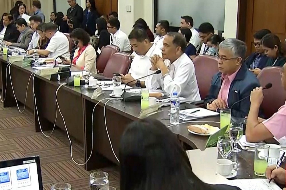 菲律賓日前召開防疫聽證會，議員阿班特於質詢衛生部助理部長朗奎洛。（取自CNN Philippines）