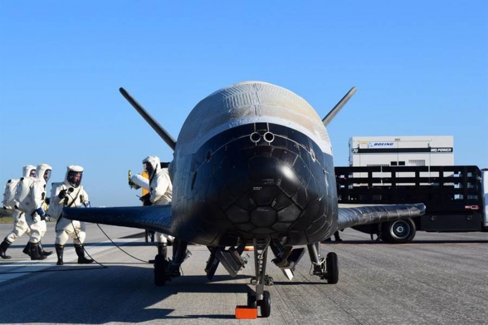 美國空軍的X-37B，目前已執行過五次的太空任務，極有可能是在進行變換軌道的飛行技術實驗，甚至是利用其酬載艙，研究如何在太空中施放與回收攻擊武器。。（圖／美國空軍）