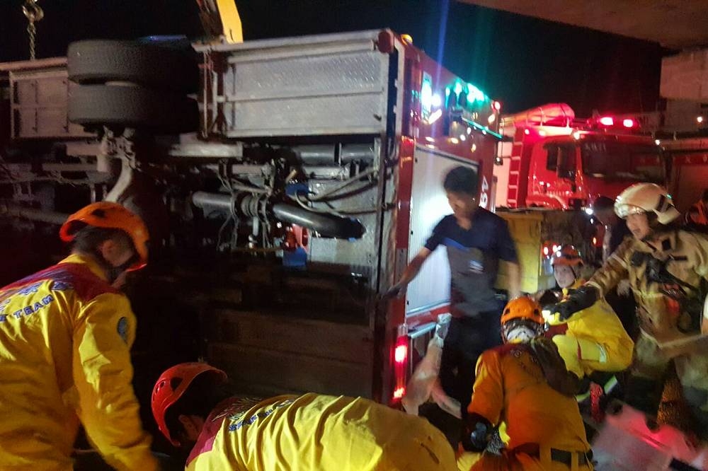 高市消防局鳳祥分隊才甫出勤不久，就和一輛曳引車發生擦撞翻覆，造成5名消防員1死4傷慘劇。（翻攝）