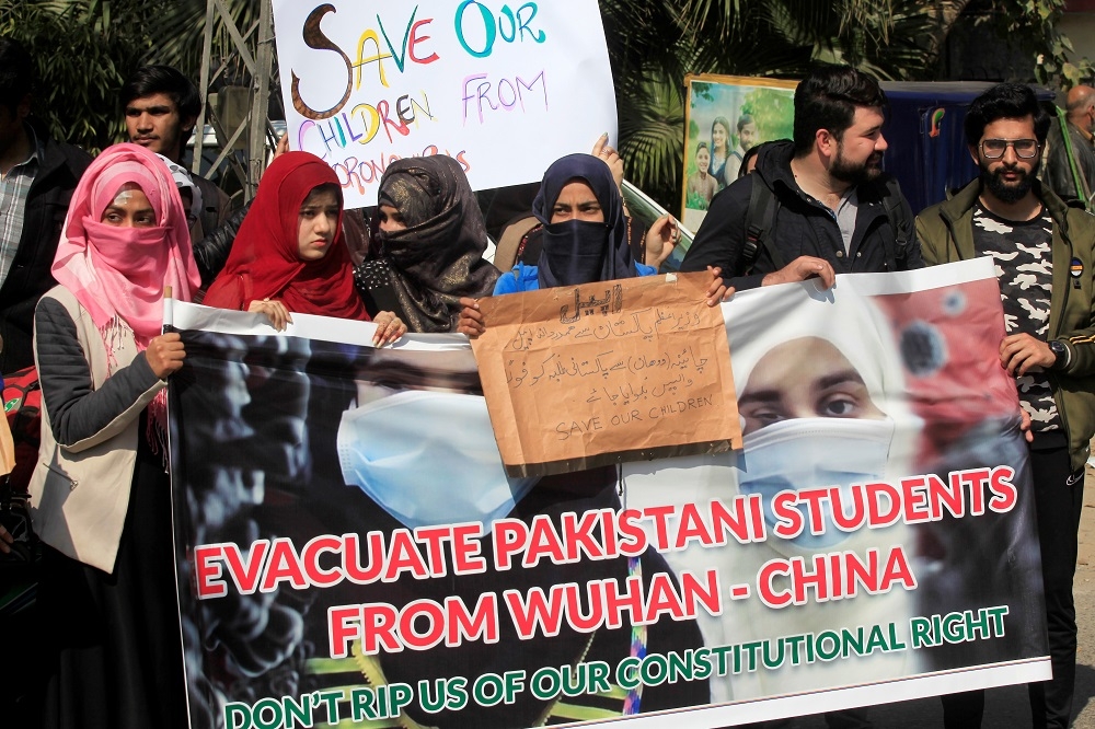 巴基斯坦拉哈爾（Lahore）的中國使館外，民眾13日集結要求撤離在武漢的留學生。（湯森路透）
