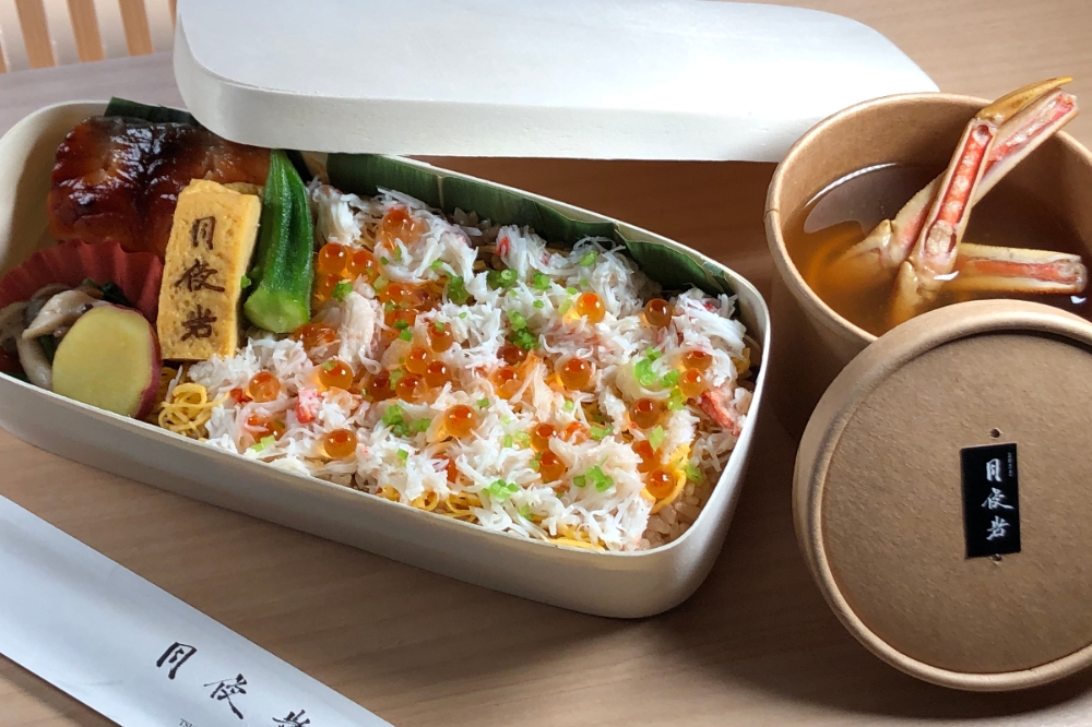 月夜岩推出的「蟹壽司便當」於2月13日開始販售，台北市內 8 份以上可外送，須先提前訂購，每份 NT$650。（洪卉琳攝）