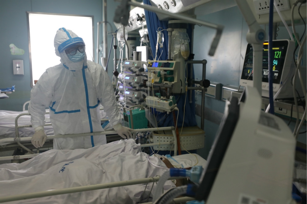 武漢醫護人員全副武裝地巡視ICU重症病房。（湯森路透）