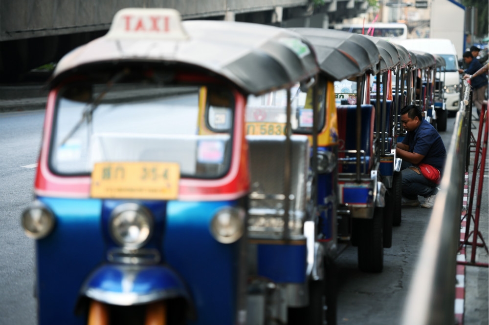 旅客受疫情影響銳減，曼谷路邊整排嘟嘟車都沒有生意。（湯森路透）