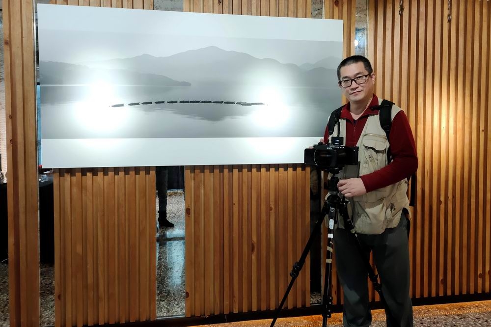 張志輝在1969藍天飯店展出【寬】攝影特展。（記者楊文琳攝）