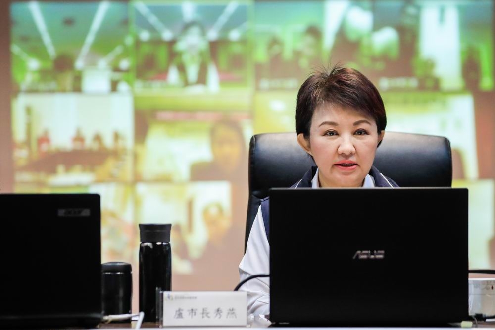 台中市長盧秀燕與中部七縣市首長代表召開視訊聯合防疫會議。（台中市政府提供）